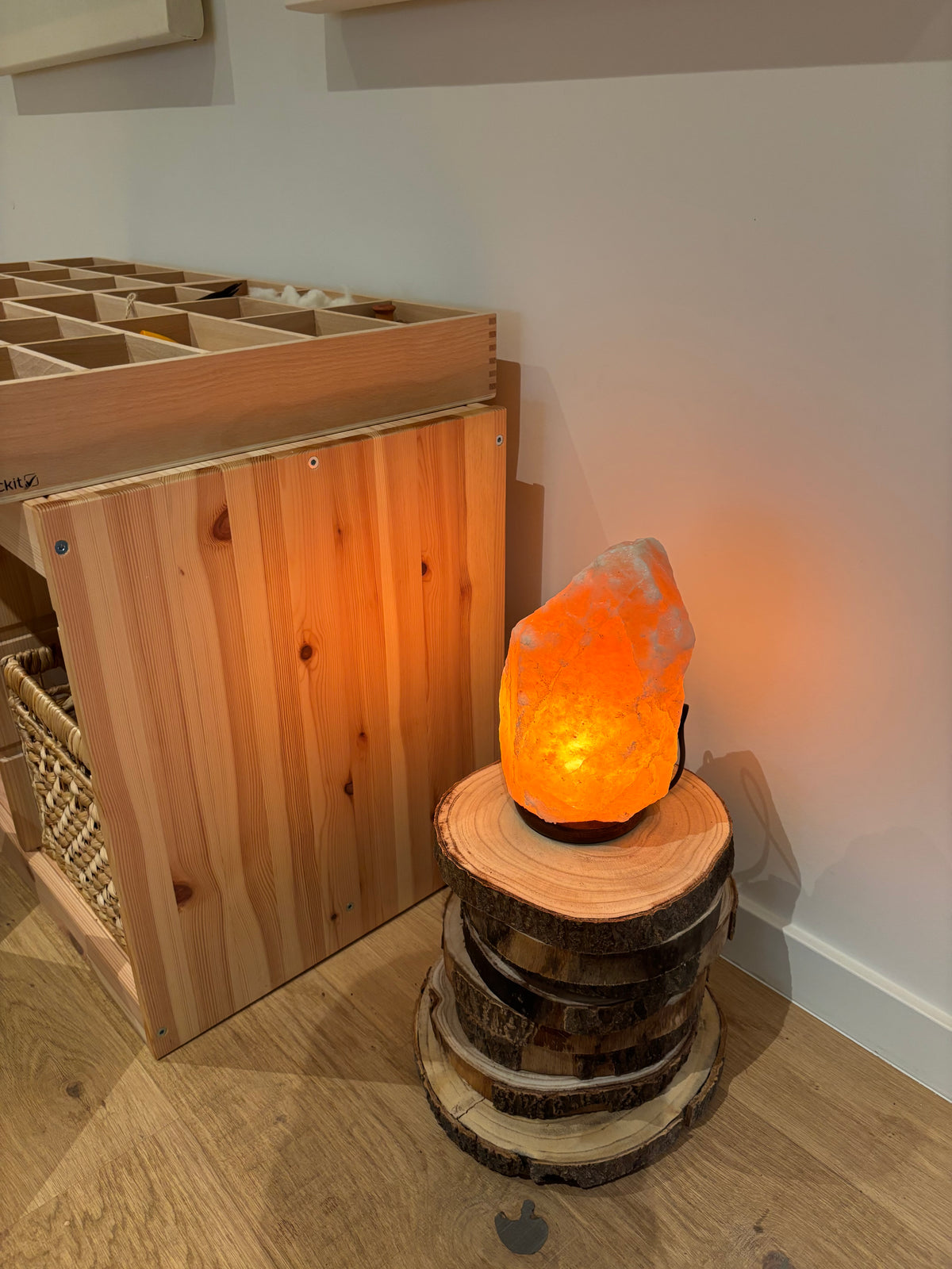 Een rustige hoek in de praktijk met zoutlamp